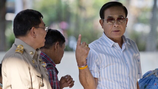 Premier Prayuth Chan-o-cha zeigte sich schon während des Urnenganges siegessicher. (Bild: AP)
