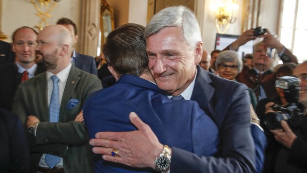 Eine emotionale und große Geste: Wahlverlierer Bernhard Auinger umarmte in einer ersten Reaktion Sieger Harald Preuner. (Bild: Tschepp Markus)