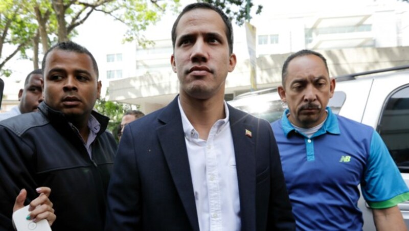 Oppositionsführer Juan Guaido wird seit seiner Selbsternennung zum Interimspräsidenten Venezuelas von noch mehr Bodyguards auf Schritt und Tritt begleitet. (Bild: AP)