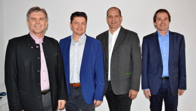 Die Bürgermeister Fritz Zefferer, Roland Raninger, Herbert Gugganig und Bernhard Moser (von links) unterstützen das Leitspital. (Bild: Weeber Heinz)