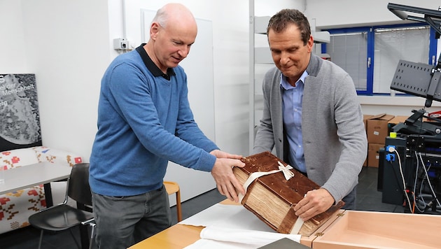 Stiftsarchivar Stefan Reiter (l.) und Karl Lenger, Leiter des Digitalisierungszentrums der Grazer Uni-Bibliothek. (Bild: Christian Jauschowetz)