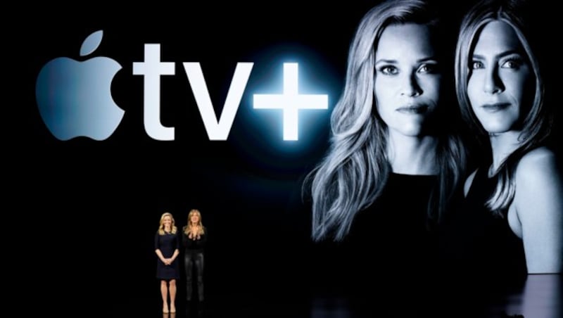 Reese Witherspoon (links) und Jennifer Aniston bei der Präsentation von Apple TV Plus (Bild: AP)