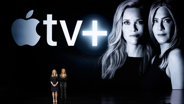 Reese Witherspoon (links) und Jennifer Aniston bei der Präsentation von Apple TV Plus (Bild: AP)