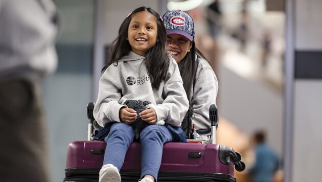 Vanessa Rodel und ihre Tochter am Flughafen von Toronto (Bild: AP)