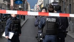 In Berlin befreite die Polizei jetzt einen entführten Mann, der misshandelt worden sein soll (Symbolbild). (Bild: APA/dpa/Paul Zinken (Symbolbild))