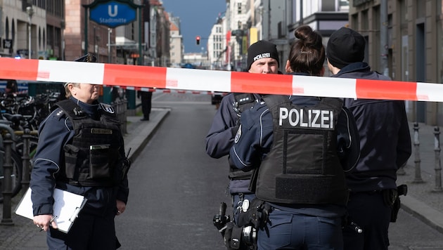 Police in Berlin have now freed a kidnapped man who is believed to have been abused (symbolic image). (Bild: APA/dpa/Paul Zinken (Symbolbild))