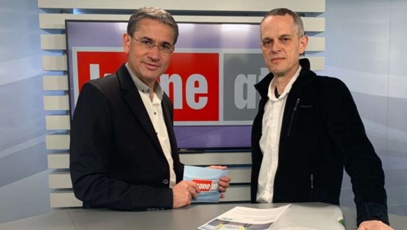 Global-2000-Atomsprecher Reinhard Uhrig (rechts) mit krone.tv-Moderator Gerhard Koller (Bild: krone.tv)