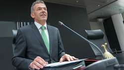 Innsbrucks Bürgermeister Georg Willi steht im Zentrum einer Gagen-Affäre um seine ehemalige Personalchefin. Die Causa soll im März erneut in den Gemeinderat. (Bild: APA/EXPA/ JAKOB GRUBER)