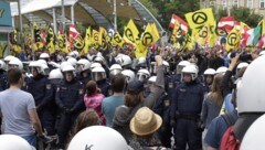 Polizeieinsatz bei einer Demonstration der Identitären (Bild: APA/Hans Punz)