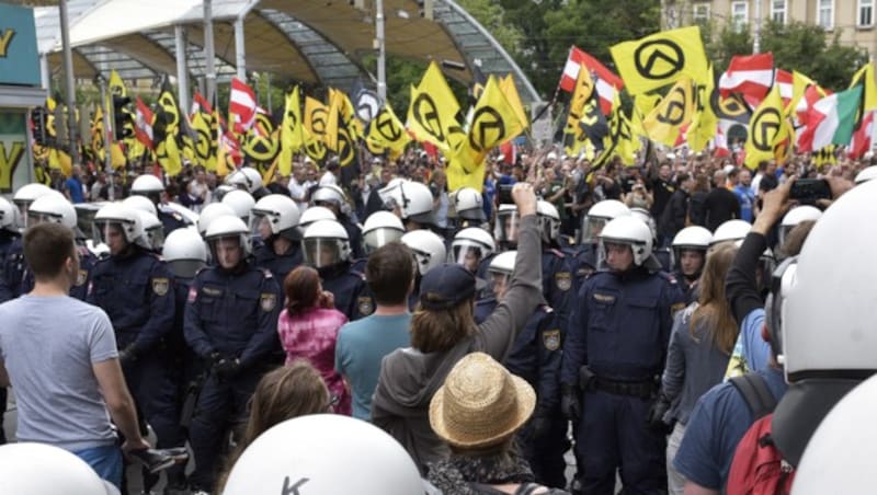 Polizeieinsatz bei einer Demonstration der Identitären (Bild: APA/Hans Punz)