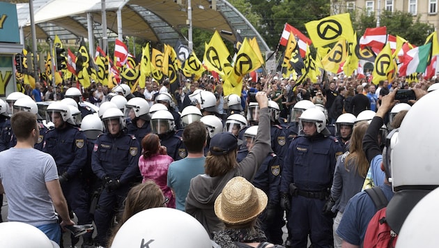 Polizeieinsatz bei einer Demonstration der Identitären (Bild: APA/Hans Punz)