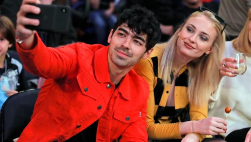 Joe Jonas knipst beim NBA-Spiel der New York Knicks gegen die Sacramento Kings ein Selfie mit seiner Verlobten Sophie Turner. (Bild: APA/AP)