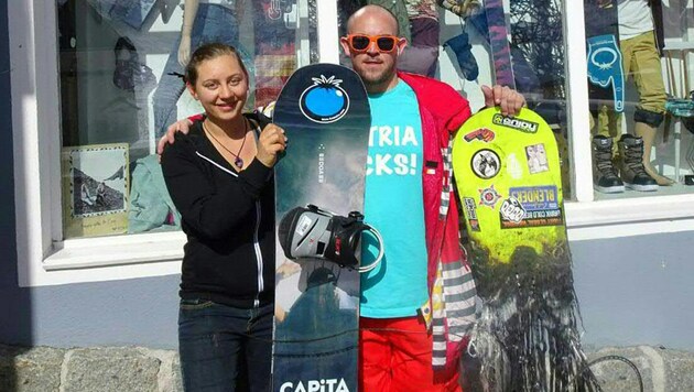 Eine Shop-Mitarbeiterin und der US-Amerikaner mit den Snowboards (Bild: APA/BLUE TOMATO SHOP OBERTAUERN)