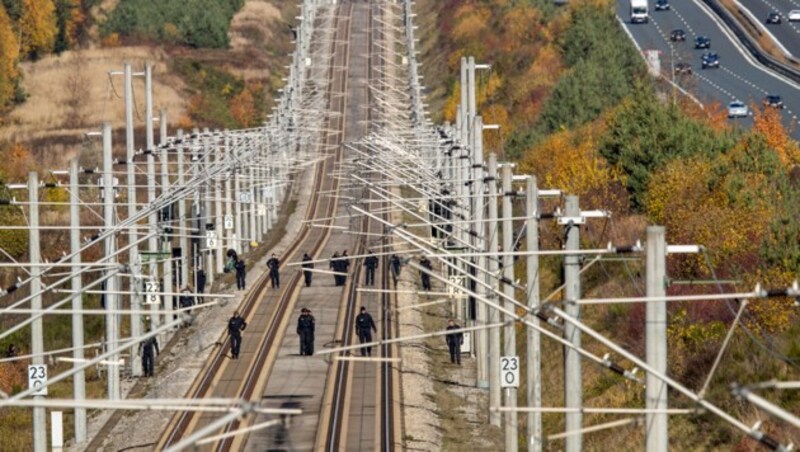 Oktober 2018: Deutsche Polizisten suchen nach dem Anschlag auf der ICE-Strecke zwischen Nürnberg und München die Schienen nach Spuren ab. (Bild: APA/dpa/Daniel Karmann)