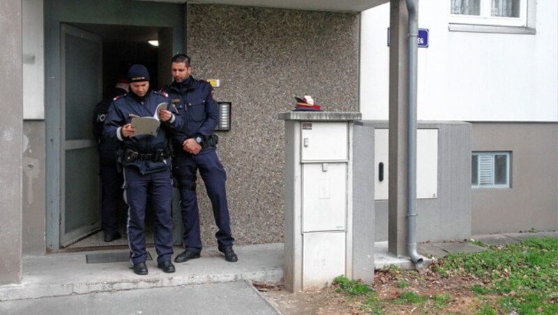 Polizisten vor dem Haus, in dem Qaeser A. gewohnt hat (Bild: Andi Schiel)