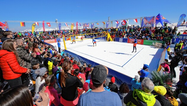 Am Snow Volleyball Center Court bei der Flying Mozart-Bergstation geht es wieder heiß her (Bild: Conny Kurth)