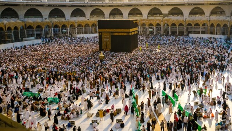 Das würfelförmige Gebäude der Kaaba im Hof der Großen Moschee in Mekka (Bild: facebook.com, stock.adobe.com, krone.at-Grafik)