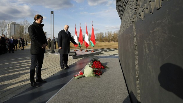 Kurz und Lukaschenko am Mahnmal (Bild: BUNDESKANZLERAMT/DRAGAN TATIC)