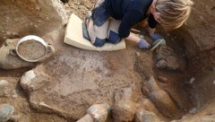 Die entdeckte Nekropole besteht aus sechs Schachtgräbern, in denen die Asche der Verstorbenen in Terrakottavasen und Grabbeigaben aufbewahrt wurde. (Bild: AFP/Pascal Pochard-Casabianca (Symbolbild))