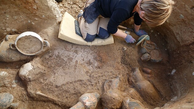 Die entdeckte Nekropole besteht aus sechs Schachtgräbern, in denen die Asche der Verstorbenen in Terrakottavasen und Grabbeigaben aufbewahrt wurde. (Bild: AFP/Pascal Pochard-Casabianca (Symbolbild))