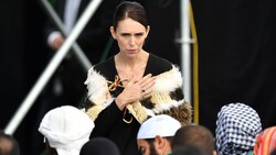 Ardern im Hagley-Park vor Angehörigen der Opfer des Massakers von Christchurch (Bild: AFP )