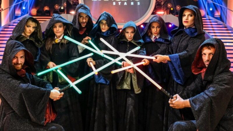 Zur Filmmusik von „Star Wars“ performten die Profis zum Auftakt der Show einen fulminanten Gruppentanz. (Bild: ORF)