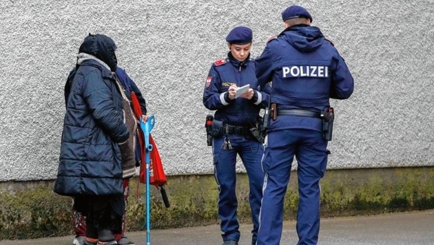 Polizisten kontrollierten jetzt verstärkt die Bettler in Salzburg. (Bild: Markus Tschepp)
