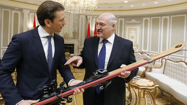Kurz überreichte Weißrusslands Präsident Alexander Lukaschenko im März in Minsk ein Paar Ski. (Bild: BUNDESKANZLERAMT/DRAGAN TATIC)