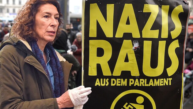 Adele Neuhauser übt Kritik an der gezielten Verbreitung von Angst durch rechtspopulistische Parteien. (Bild: APA/HERBERT PFARRHOFER, ORF, krone.at-Grafik)