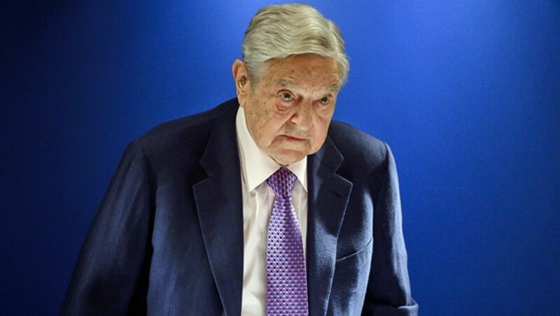 Der ungarischstämmige US-Milliardär George Soros gilt nicht nur in Ungarn als umstrittener Unterstützer einer „offenen Gesellschaft“. (Bild: APA/AFP/Fabrice COFFRINI)