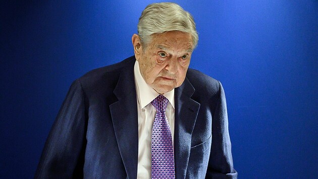 Der ungarischstämmige US-Milliardär George Soros gilt nicht nur in Ungarn als umstrittener Unterstützer einer „offenen Gesellschaft“. (Bild: APA/AFP/Fabrice COFFRINI)