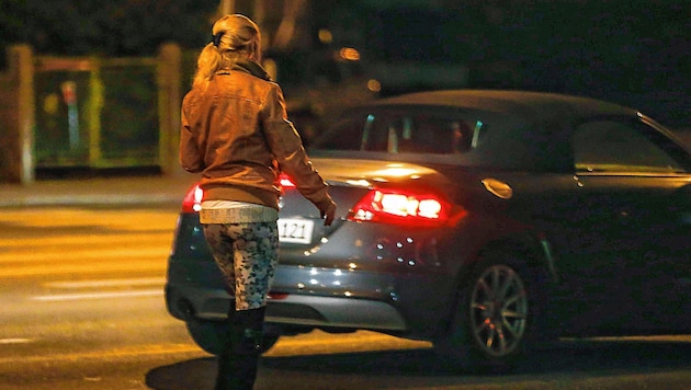 Eine Prostituierte auf dem Weg zum Wagen eines potenziellen Kunden. (Bild: MARKUS TSCHEPP)