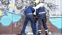 Der Lenker wurde nach seiner mehr als eine Stunde andauernden Irrfahrt festgenommen. (Bild: twitter.com/Polizei NRW)