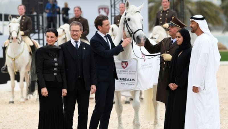 Sonja Klima, Borealis-Chef Alfred Stern, Bundeskanzler Sebastian Kurz und der Kronprinz von Abu Dhabi, Mohammed Bin Zayed al Nahyan, am 23. März in Abu Dhabi. Als Geschenk für die Tochter des Kronprinzen gab es einen Lipizzaner. (Bild: APA/HELMUT FOHRINGER)