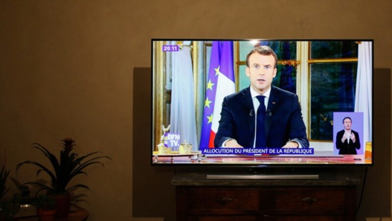 Emmanuel Macron - hier im privaten französischen TV (Bild: AFP )