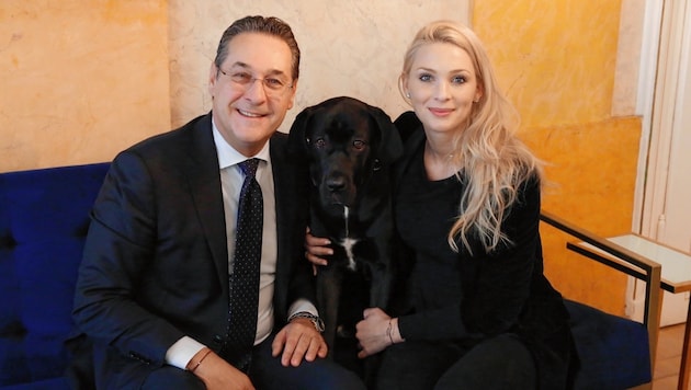 Philippa Strache mit Ehemann Heinz-Christian und Hündin "Linda" bei einem Fototermin im März 2019 (Bild: Jöchl Martin)