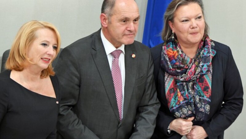 Das ehemalige Nationalratspräsidium (v.l.): Doris Bures, Wolfgang Sobotka, Anneliese Kitzmüller (Bild: APA/ROLAND SCHLAGER)