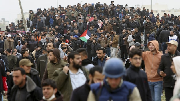 Protestierende Palästinenser im Gazastreifen (Bild: AP)