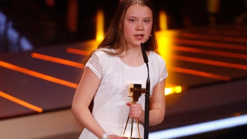 Greta Thunberg mit ihrer Goldenen Kamera (Bild: AFP)