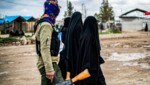 Frauen aus dem IS-„Kalifat“ in einem Lager in al-Hol (Bild: AFP)