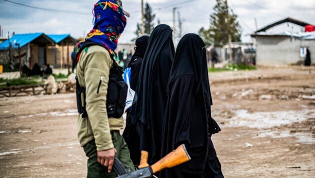 Frauen aus dem IS-„Kalifat“ in einem Lager in al-Hol (Bild: AFP)