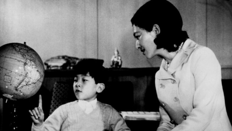 Prinz Naruhito lernt im Februar 1968 mit seiner Mutter Prinzessin Michiko Geografie (Bild: AFP)