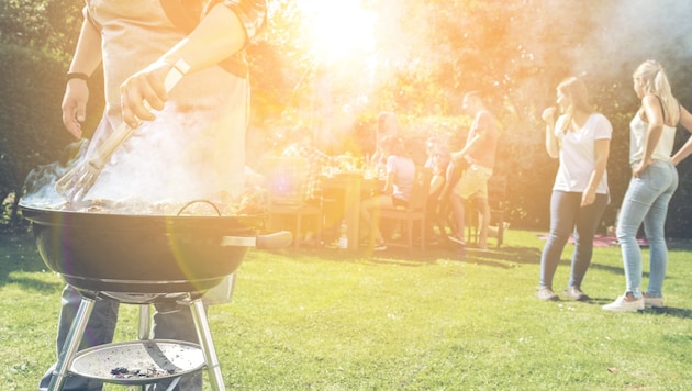 Trotz Krankenstand fit genug für eine Gartenparty? Ein Gericht gab nun eine Arbeitnehmerin recht (Symbolbild). (Bild: ©karepa - stock.adobe.com)