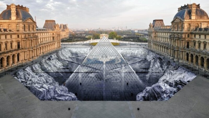 Fotokünstler JR würdigte den 30. Geburtstag der Glaspyramide des Louvre mit einer gigantischen Kunstinstallation. (Bild: AFP)