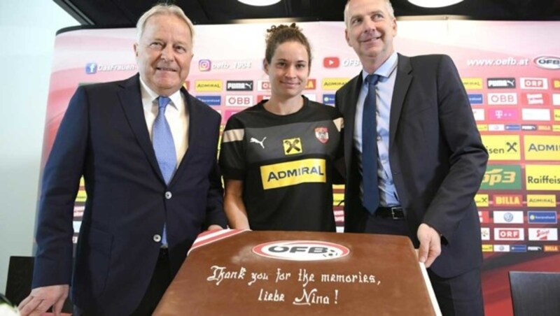 Nina Burger mit ÖFB-Präsident Leo Windtner (li.) und Teamchef Dominik Thalhammer (Bild: APA/HANS KLAUS TECHT)