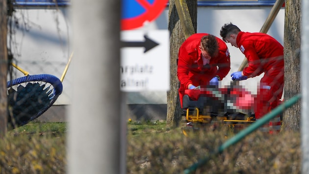 Die verletzten Kinder wurden von Rettungskräften betreut und ins Klinikum Wels gebracht (Bild: laumat.at/Matthias Lauber)