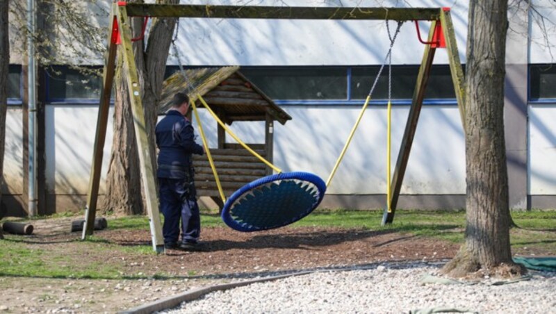 Die Befestigung einer Kette hatte sich während des Schaukelns gelöst (Bild: laumat.at/Matthias Lauber)