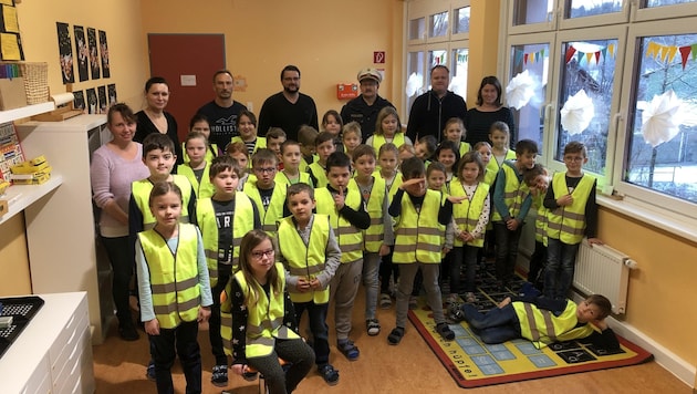 Der steirische Zivilschutzverband hat eine Sicherheitsinitiative an Schulen ins Leben gerufen, bei der fast immer auch ein Polizist dabei ist. Die Kinder werden auf die Gefahren im Straßenverkehr aufmerksam gemacht. (Bild: zVg)
