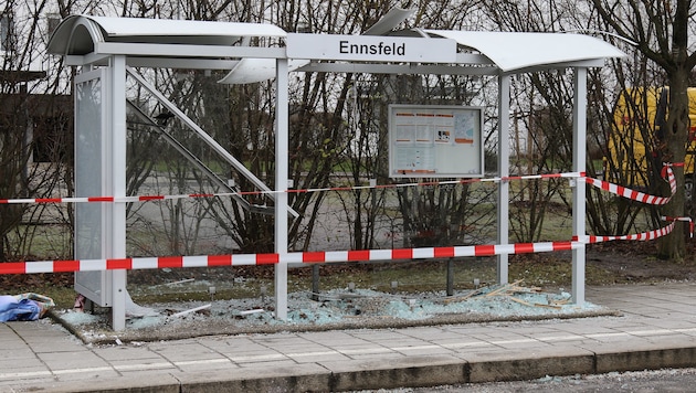 Die Straßenbahnhaltestelle wurde schwer beschädigt (Bild: Pressefoto Scharinger © Daniel Scharinger)