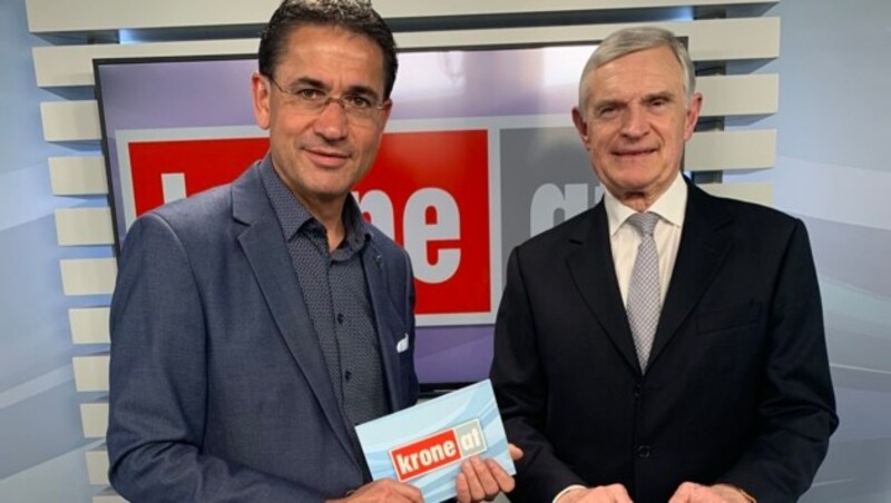 Benimm-Papst und Ex-„Dancing Stars“-Juror Thomas Schäfer-Elmayer (re.) im krone.at-Talk mit Moderator Gerhard Koller (Bild: krone.tv)